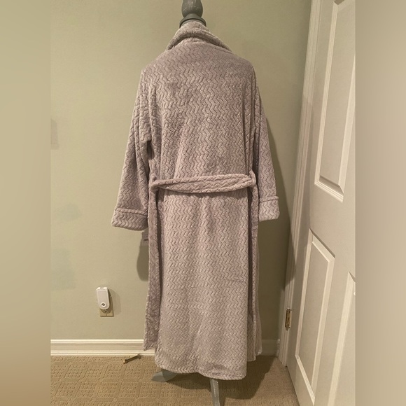 Natori Grey Geo Plush Robe NWT - Picture 6 of 8